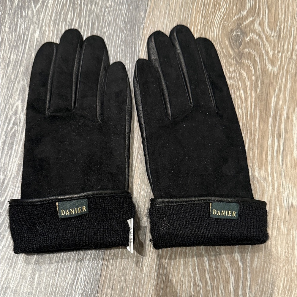 Danier Elegant Black women’s Gloves - suede and leather